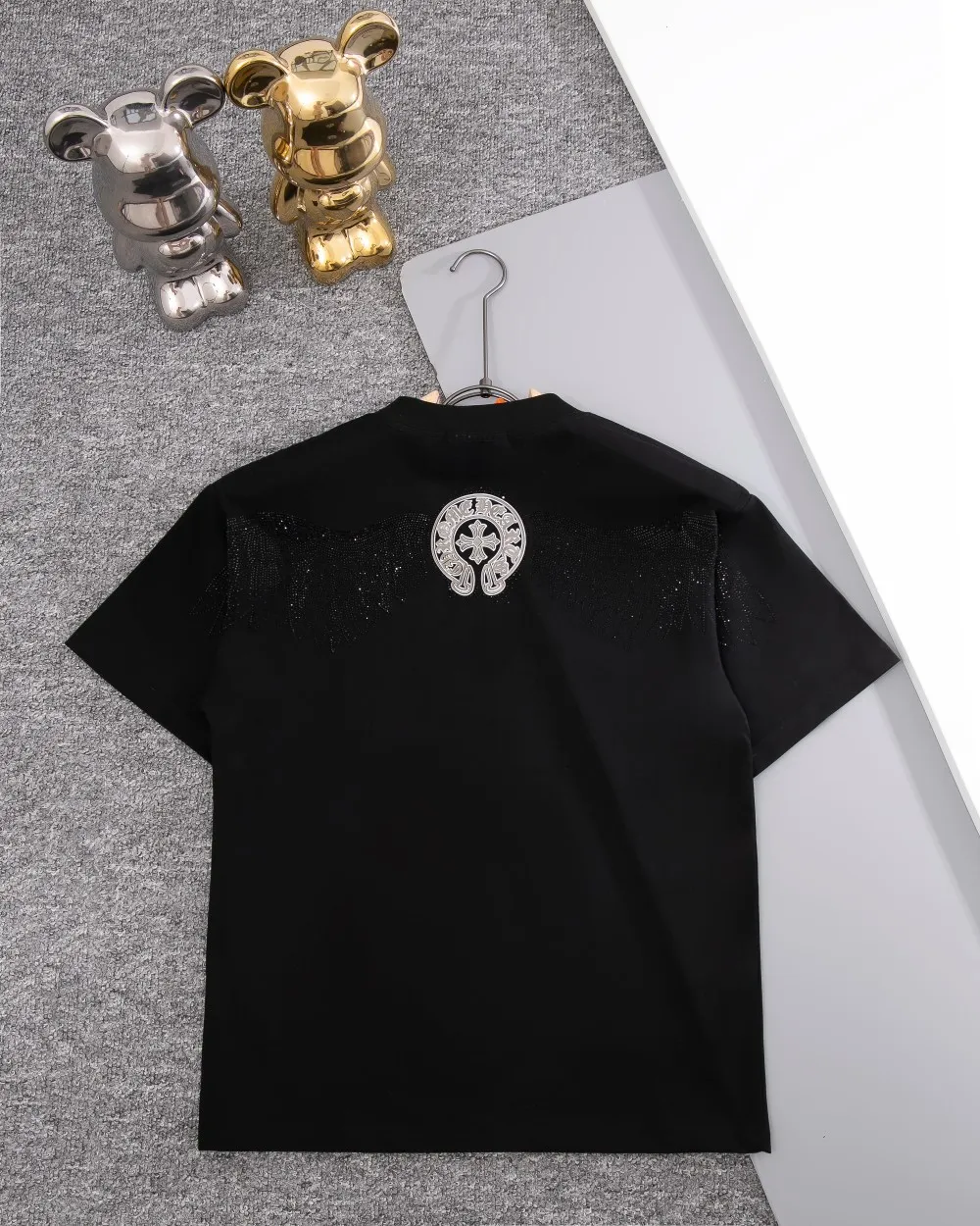 P190 CHROME HEARTS hot-drilled short-sleeved T-shirt. The front and rear panels are marked with high-end hot-drilled flower craftsmanship. The fabric is comfortable and soft, and the high-end washing water is used. The ribs are customized and dyed in the same cylinder. Three standards are complete, the official website is synchronized, and the original mold is opened. The same style for men and women. It is also a practical item that is necessary for daily use. Color: Black White Pink Size: S M L XL